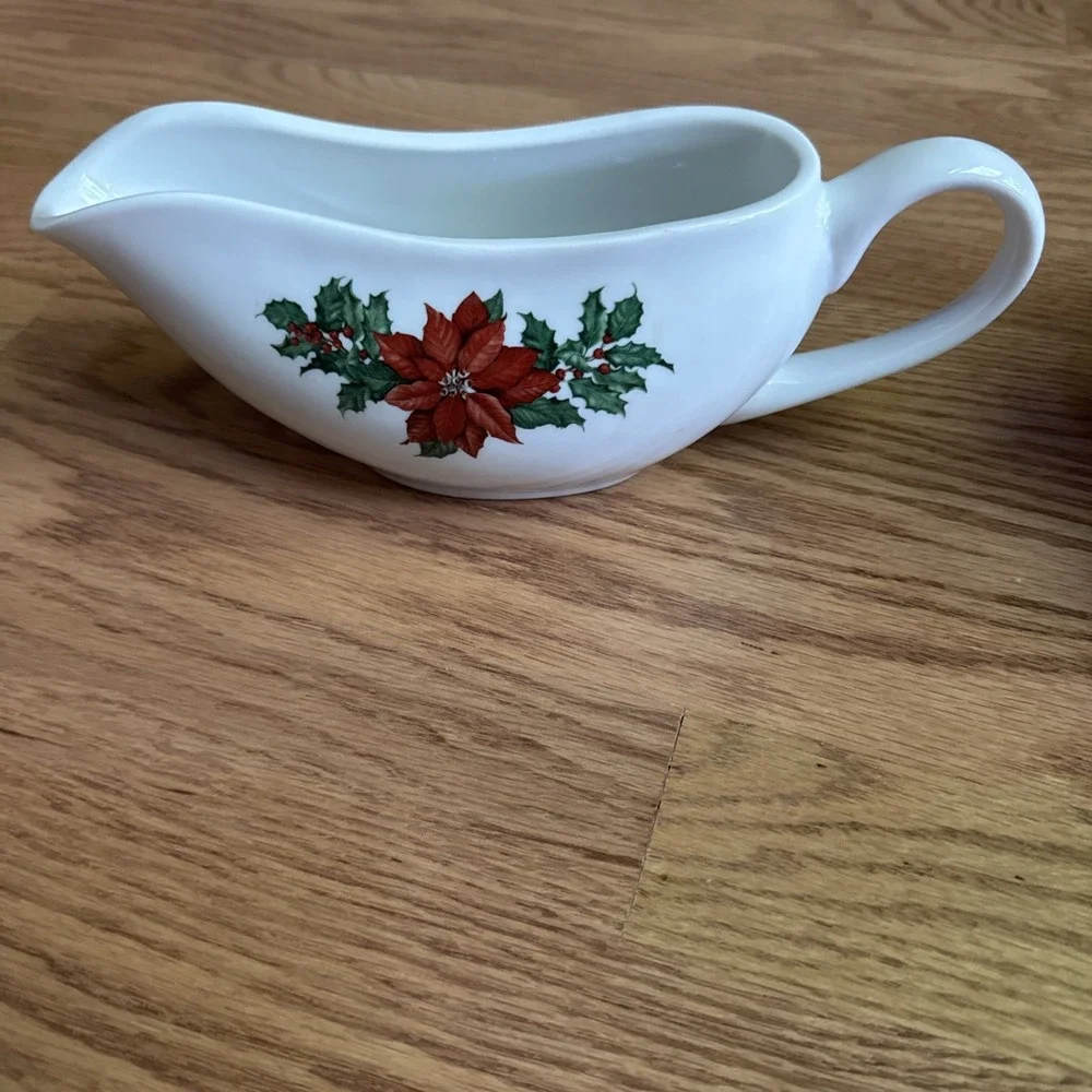 Hallmark Gravy Boat Poinsettia & Holly Design HLM2 Pattern Christmas Serving